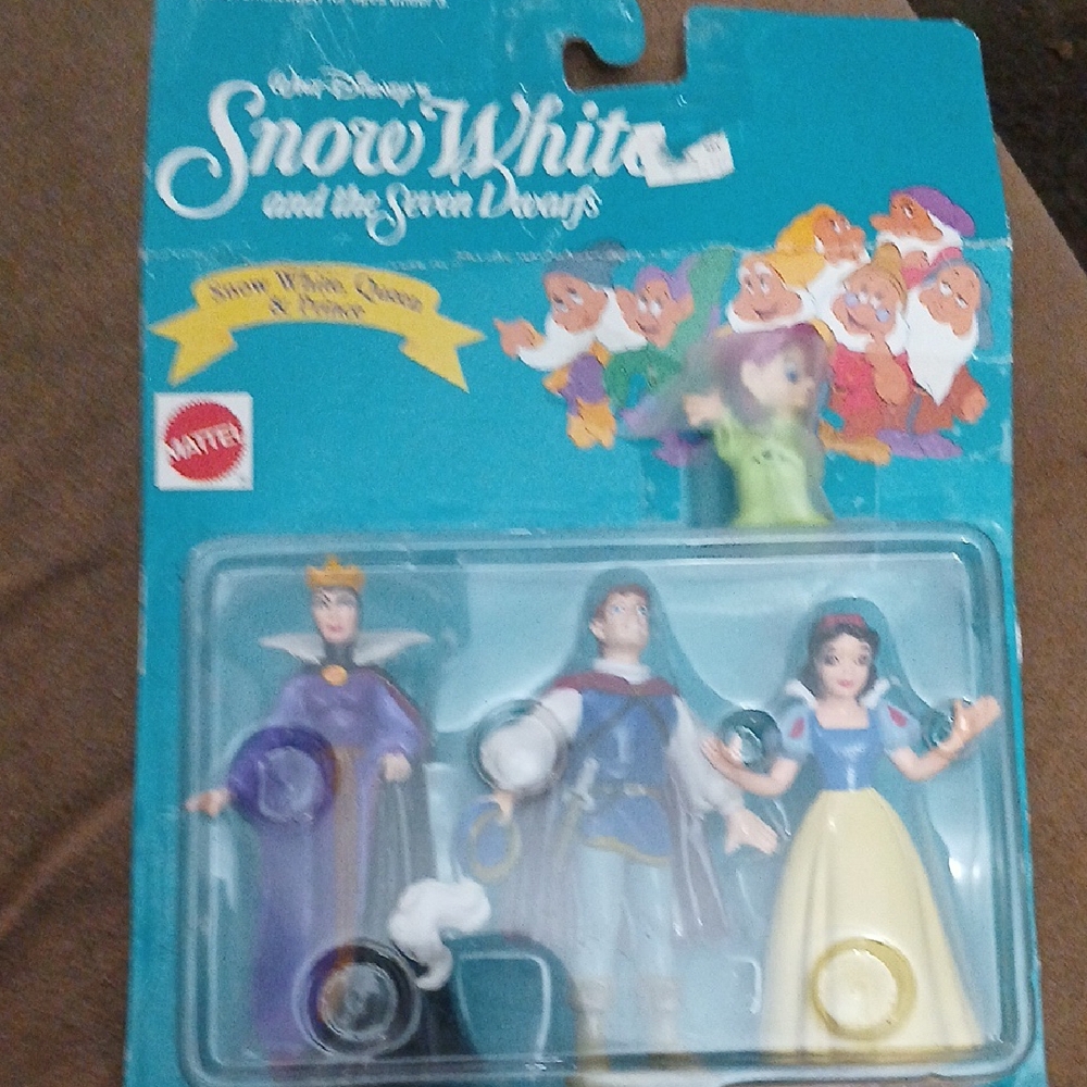 Disney Snow White and Characters Playset - Purple, Blue, Yellow